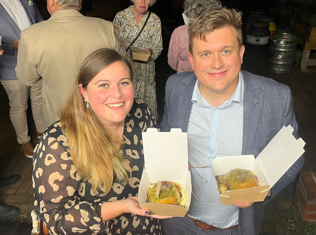 couple enjoying their pie and mash from the kk catering mobile van at a wedding